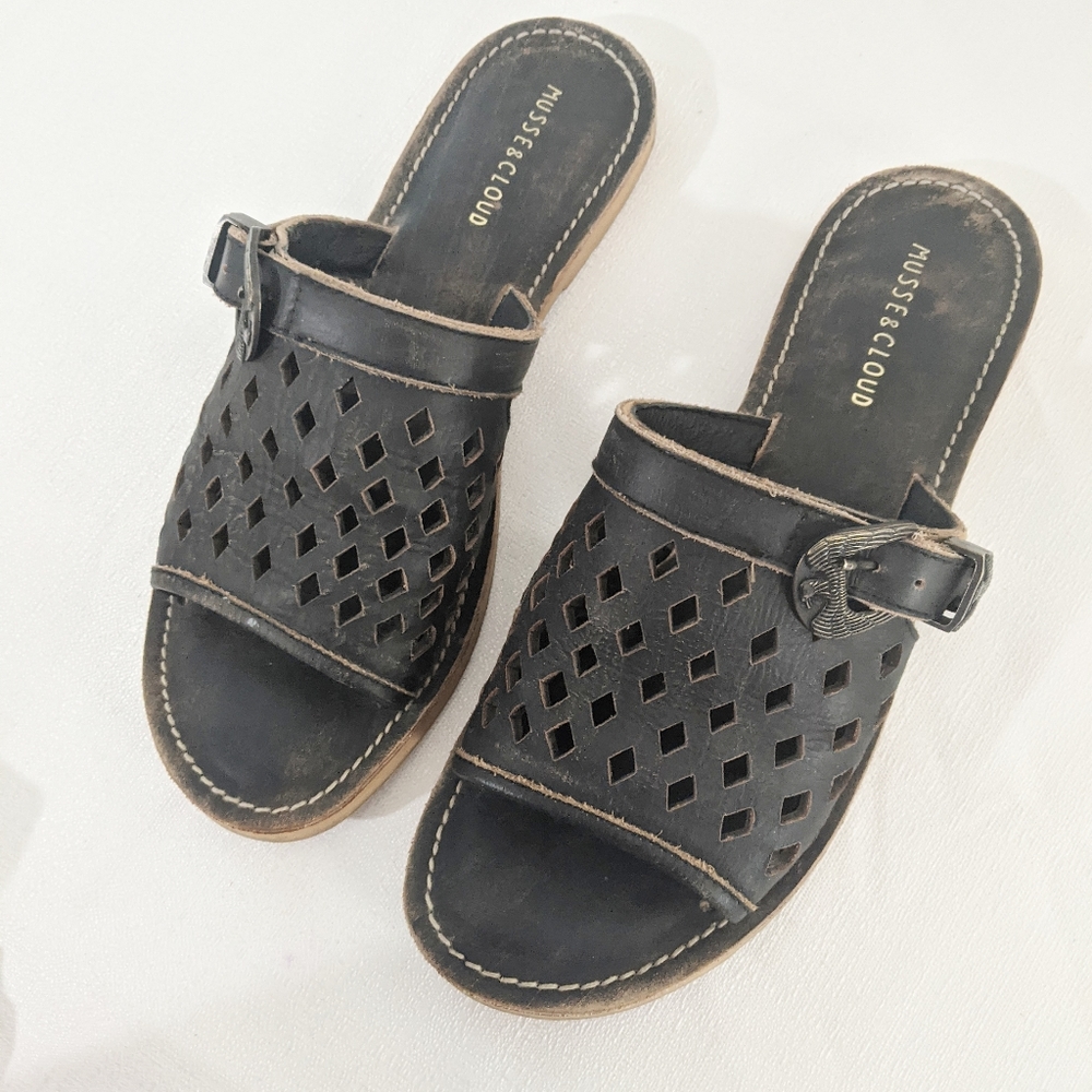 Musse & cloud morea black leather sandals size 8